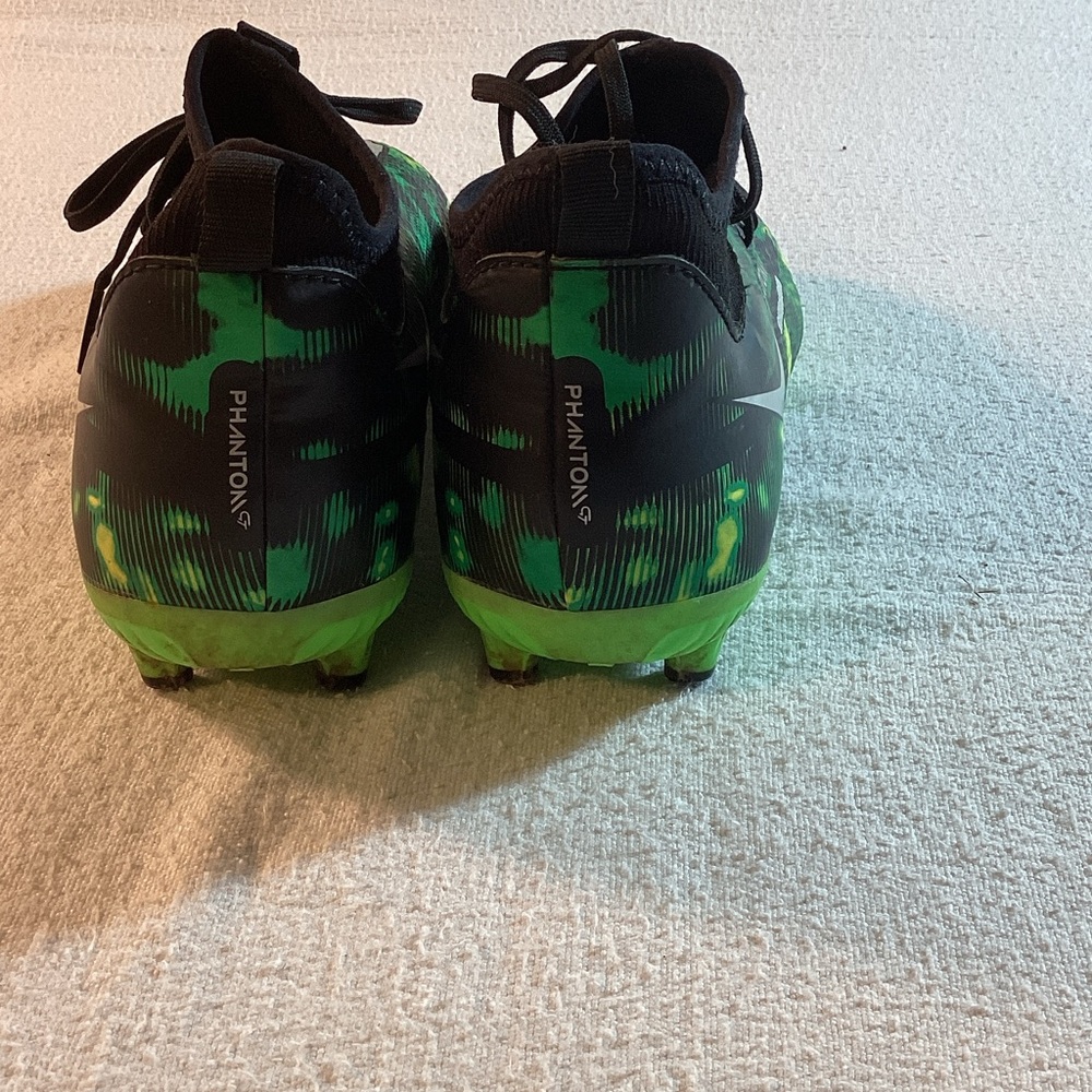 Nike Kids Green Phantom Soccer Shoes - Picture 4 of 7